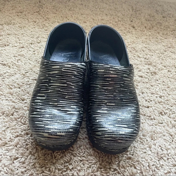 Dansko White Black Striped Slip On Shoes Clogs - Picture 2 of 5